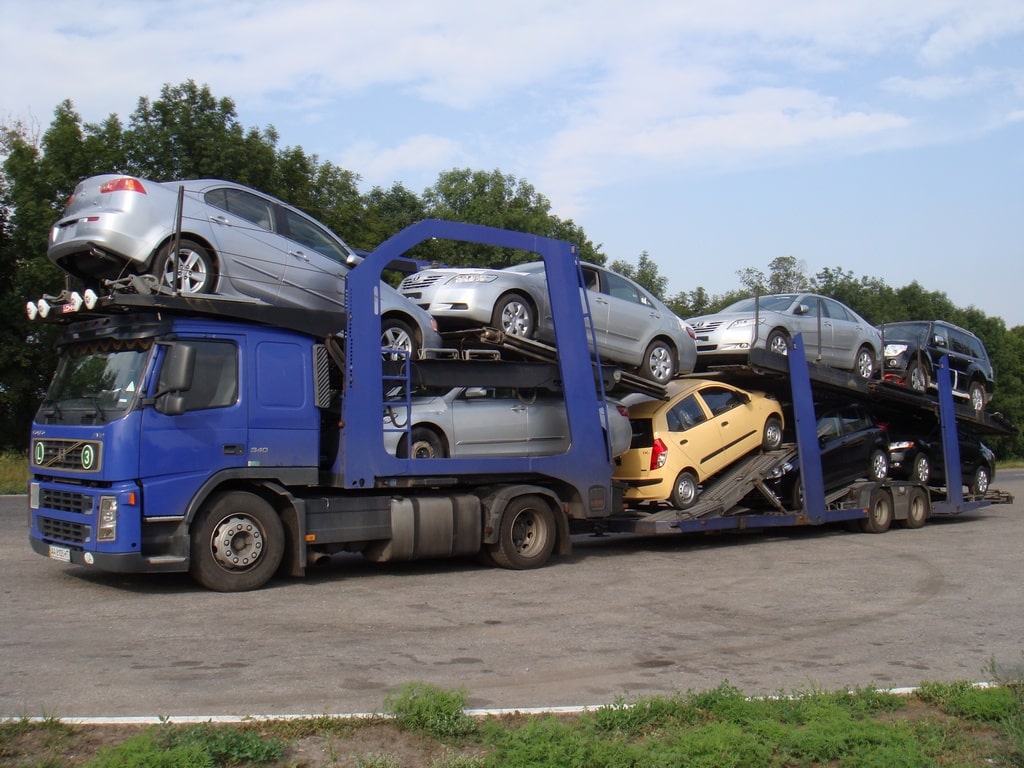 Погрузка на автовоз. Автовоз на 4 машины. Водитель автовоза.